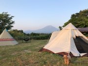 大山が展望できる一組限定のキャンプサイト「プライベートガーデンGNOME」。団体様のバーベキューサイトとしてもご活用ください。